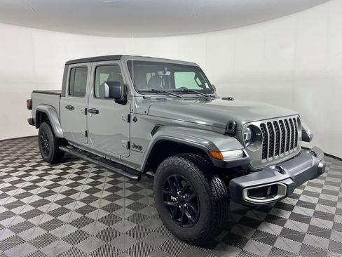 Used 2022 Jeep Gladiator Sport image 3