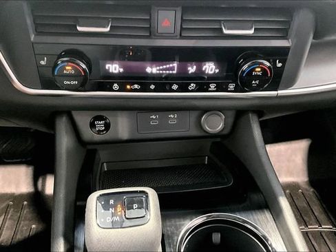 Used 2024 Nissan Rogue SV w/ SV Premium Package AWD/4WD image 16