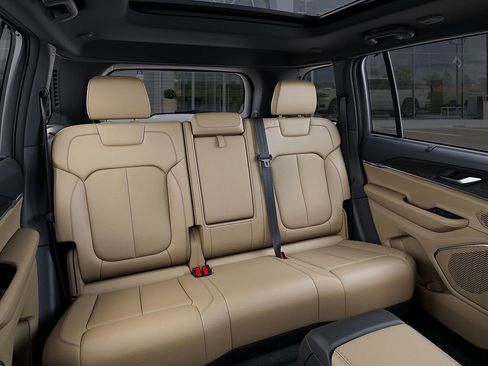 New 2025 Jeep Grand Cherokee Limited w/ Luxury Tech Group II image 15