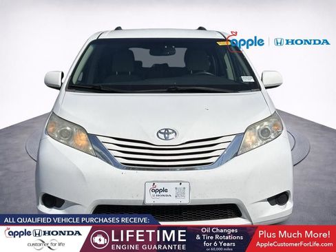 Used 2015 Toyota Sienna LE FWD image 2