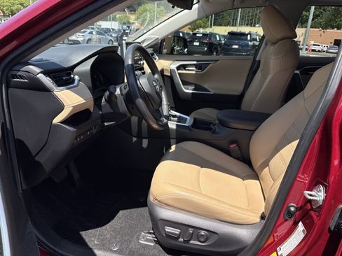 Used 2020 Toyota RAV4 Limited w/ Limited Grade Weather Package FWD image 9