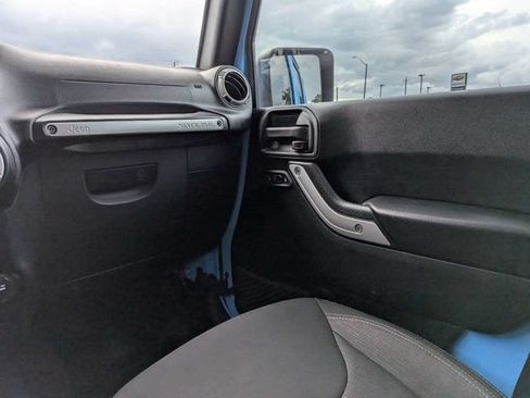 Used 2018 Jeep Wrangler Unlimited Sahara w/ Connectivity Group AWD/4WD image 16