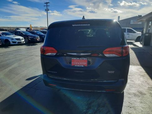 Used 2023 Chrysler Voyager LX image 3