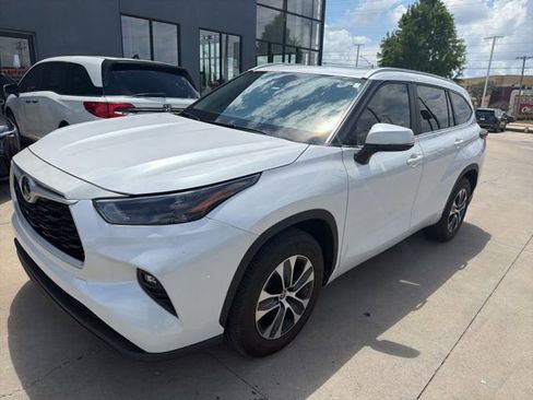Used 2023 Toyota Highlander XLE FWD image 2