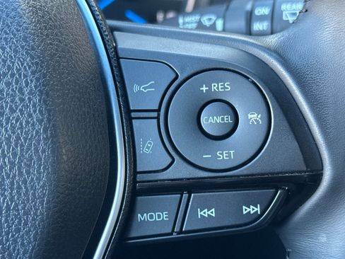 Used 2023 Toyota Venza XLE image 32