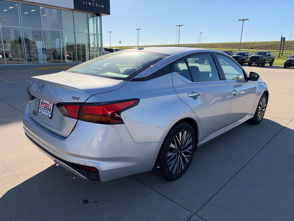 Used 2024 Nissan Altima 2.5 SV FWD image 3