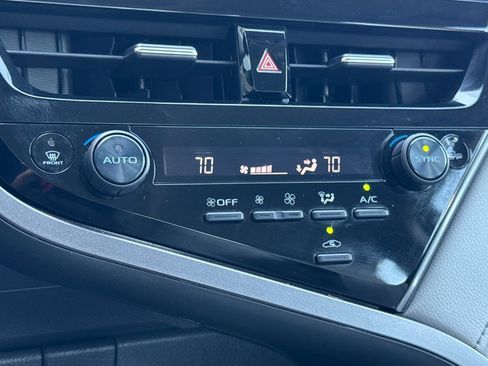 Used 2022 Toyota Camry XLE FWD image 19
