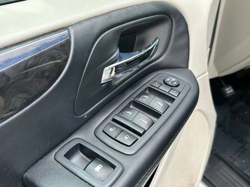 Used 2019 Dodge Grand Caravan SE FWD image 16