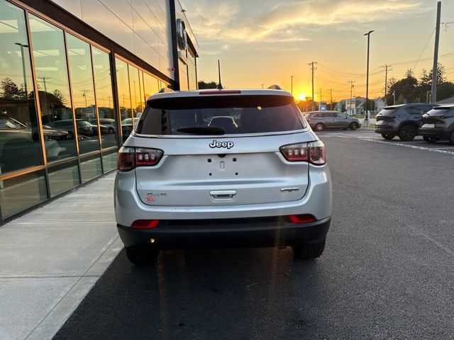 Used 2024 Jeep Compass Latitude AWD/4WD image 4