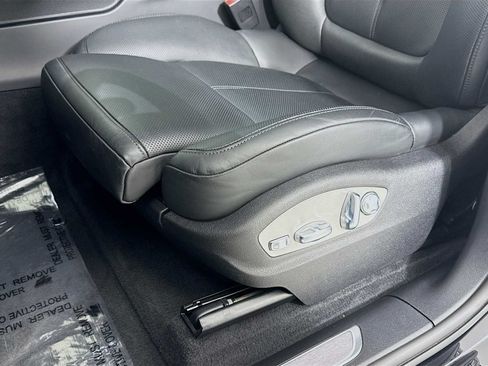 Certified 2026 Porsche Macan AWD/4WD image 13