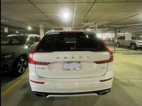 Used 2018 Volvo XC60 T8 R-Design w/ Convenience Package AWD/4WD image 4