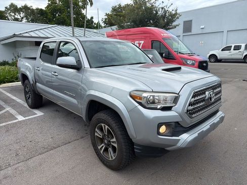 Used 2017 Toyota Tacoma TRD Sport w/ Tow Package RWD image 1