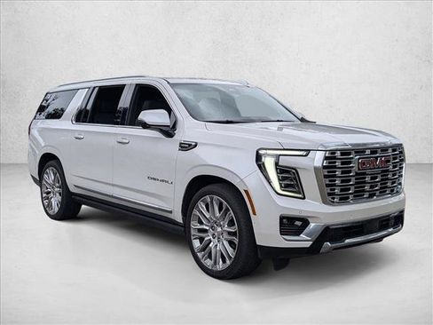 Used 2025 GMC Yukon XL Denali w/ Denali Reserve Package image 3