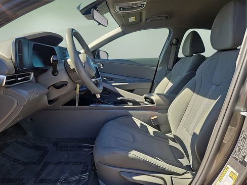 Used 2025 Hyundai Elantra SE FWD image 17