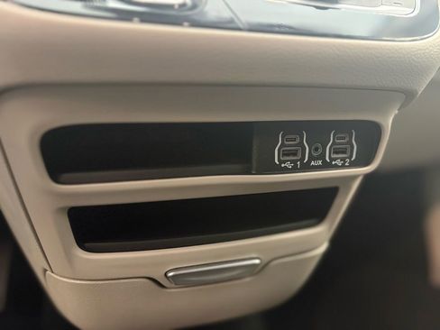 Used 2024 Chrysler Pacifica Touring-L FWD image 32