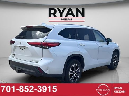 Used 2022 Toyota Highlander XLE AWD/4WD image 3