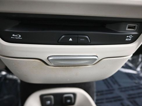 Used 2018 Chrysler Pacifica Touring-L Plus w/ Tire & Wheel Group image 40