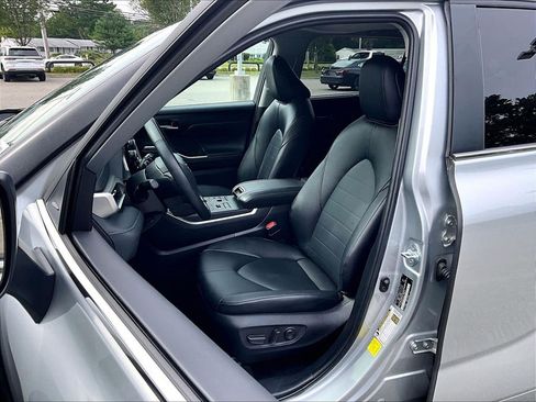 Used 2025 Toyota Highlander XLE AWD/4WD image 10