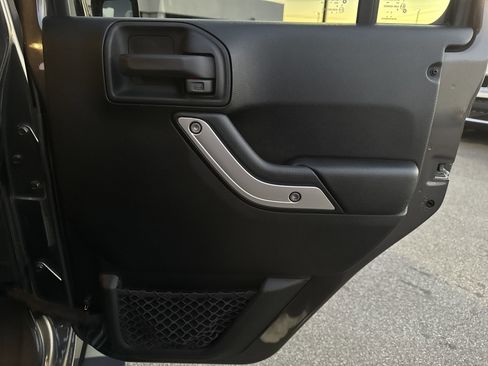 Used 2018 Jeep Wrangler Unlimited Sahara w/ Connectivity Group image 19