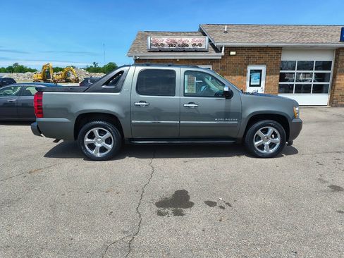 Used 2011 Chevrolet Avalanche LTZ AWD/4WD image 2