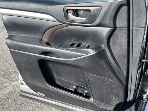 Used 2019 Toyota Highlander XLE image 22