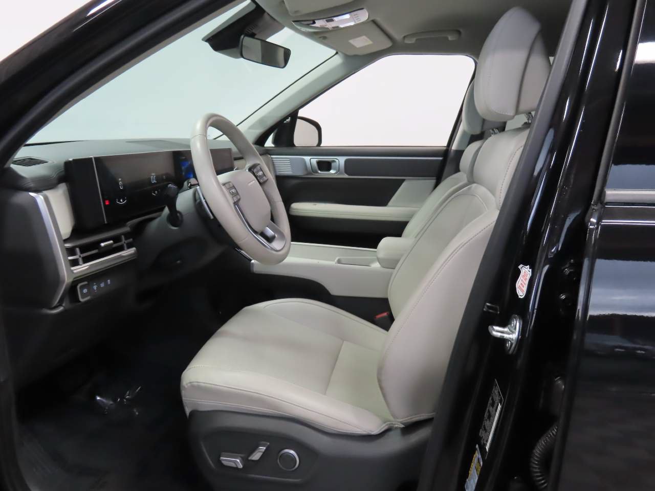 Used 2025 Hyundai Santa Fe SEL FWD image 16