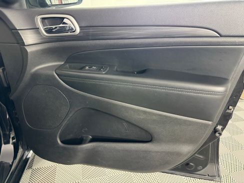 Used 2019 Jeep Grand Cherokee Altitude image 32