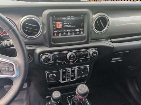 Used 2018 Jeep Wrangler Unlimited Sahara AWD/4WD image 15