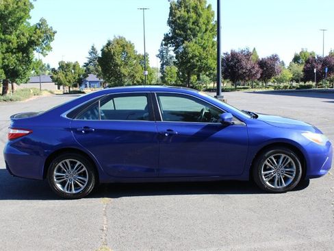 Used 2015 Toyota Camry SE w/ Moonroof Package FWD image 5