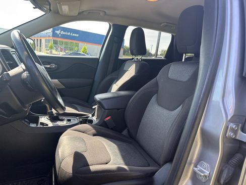Used 2018 Jeep Cherokee Latitude w/ Altitude Package FWD image 3