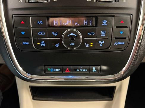 Used 2016 Chrysler Town & Country Limited image 27