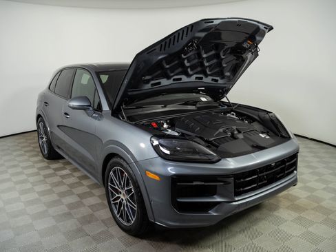New 2026 Porsche Cayenne GTS AWD/4WD image 35