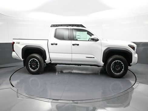 Certified 2024 Toyota Tacoma TRD Off-Road w/ TRD Off Road Premium Package AWD/4WD image 5