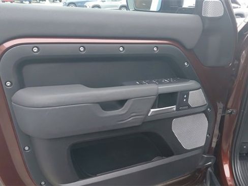 Used 2023 Land Rover Defender 130 X-Dynamic SE image 12
