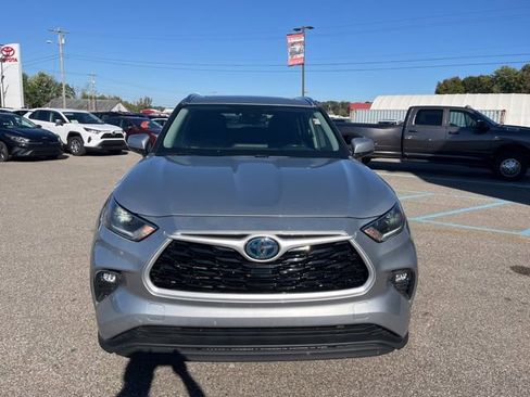 Used 2021 Toyota Highlander XLE image 2