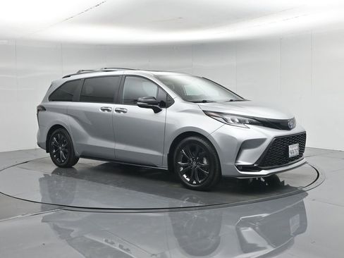 Used 2025 Toyota Sienna XSE w/ XSE Premium Package FWD image 30