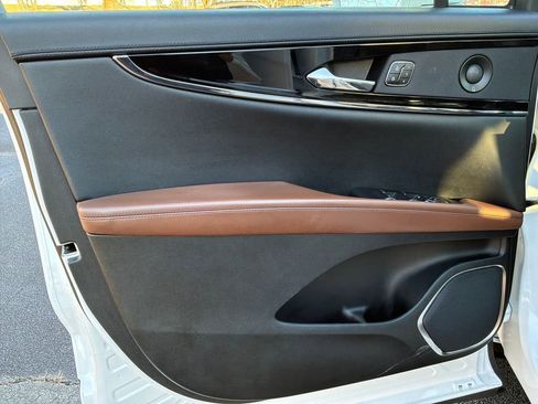 Certified 2023 Lincoln Nautilus Reserve image 10