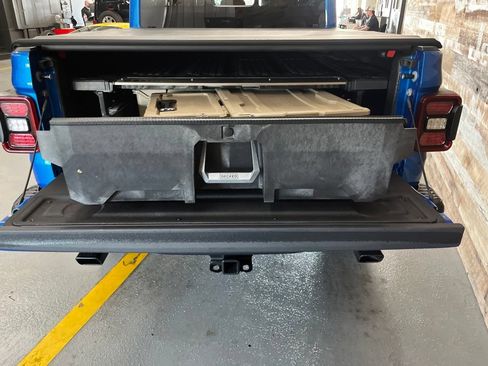 Used 2024 Jeep Gladiator Rubicon AWD/4WD image 16