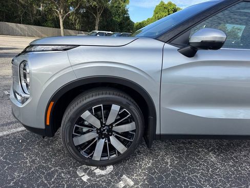 New 2025 Mitsubishi Outlander SE image 12