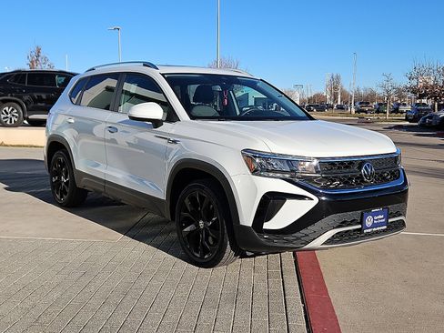 Used 2022 Volkswagen Taos SE image 4