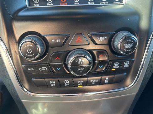 Used 2018 Jeep Grand Cherokee Laredo image 23