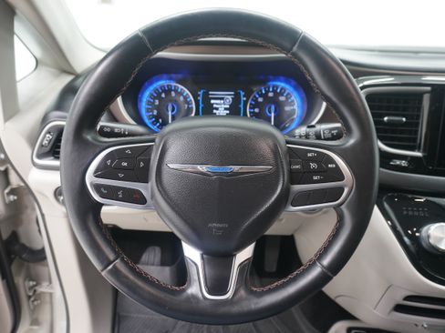 Used 2017 Chrysler Pacifica Touring-L w/ Tire & Wheel Group FWD image 17