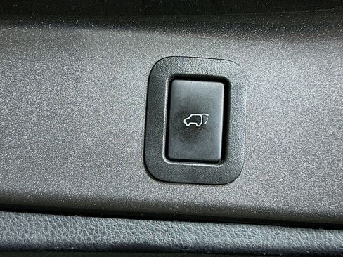 Used 2018 Toyota Highlander Limited w/ Carpet Mat Package (TMS) image 32