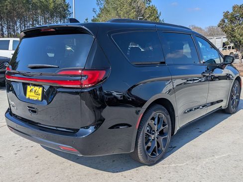 New 2026 Chrysler Pacifica Select FWD image 3