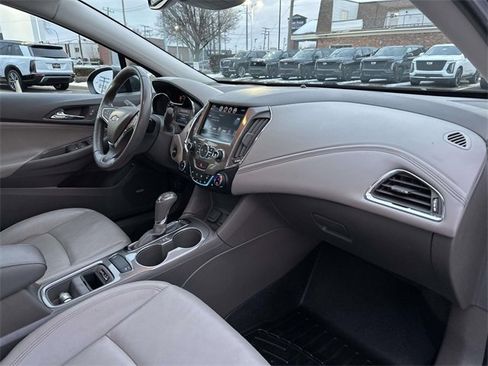 Used 2018 Chevrolet Cruze Premier image 21