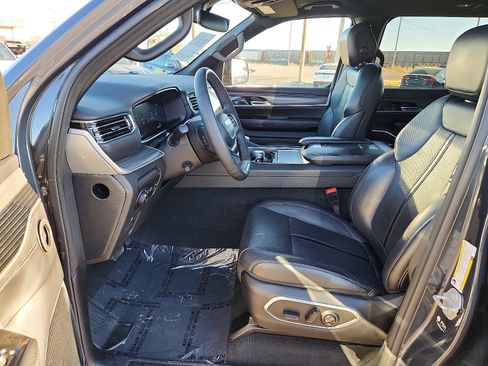 Used 2024 Jeep Wagoneer L Series II w/ Flexible Seating Group image 11