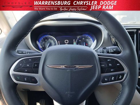 Used 2023 Chrysler Pacifica Touring-L FWD image 20