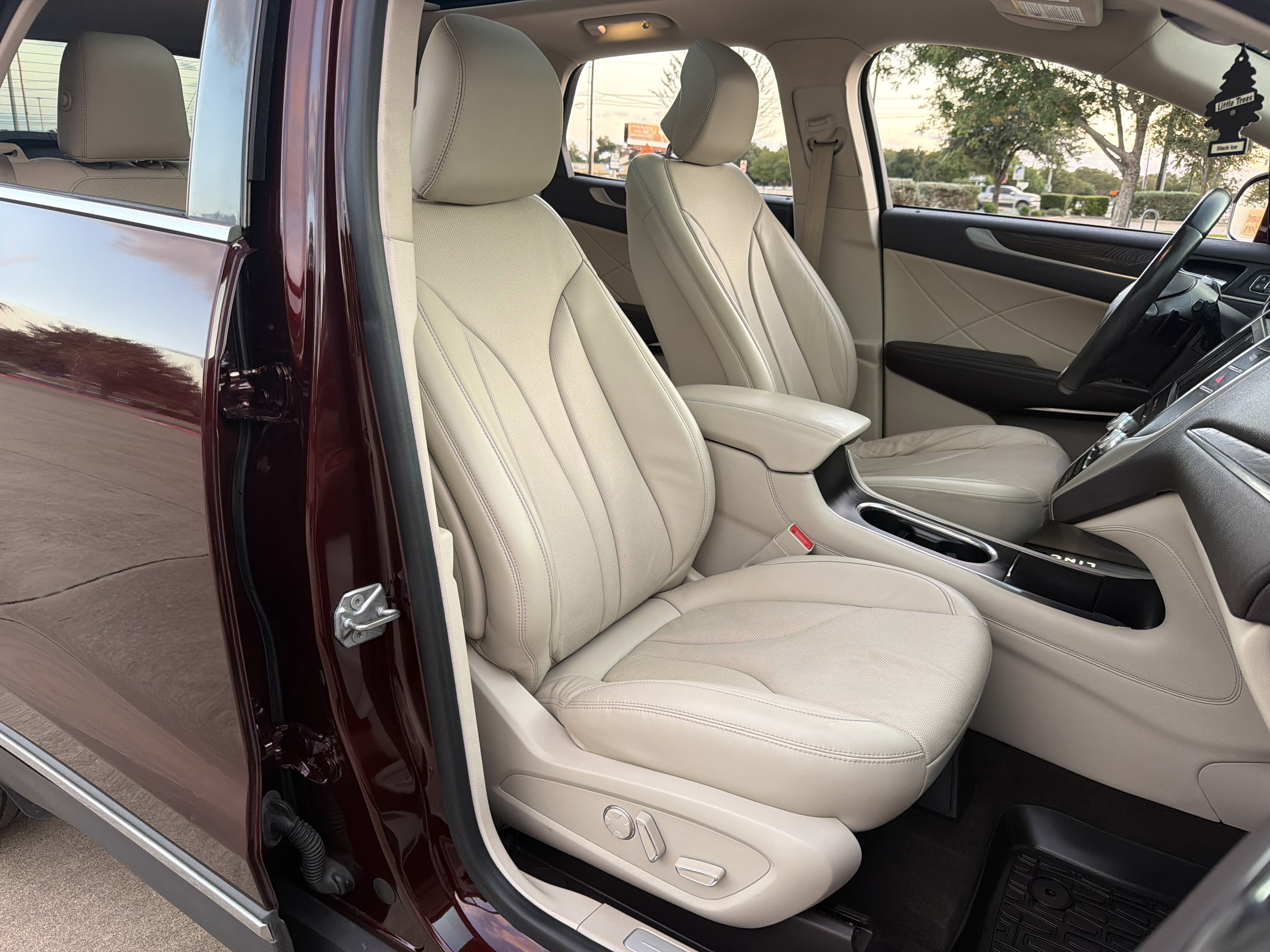 Used 2019 Lincoln MKC Reserve w/ MKC Climate Package FWD image 10