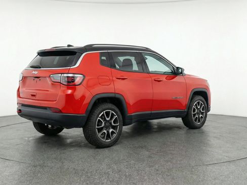 Used 2025 Jeep Compass Trailhawk AWD/4WD image 9