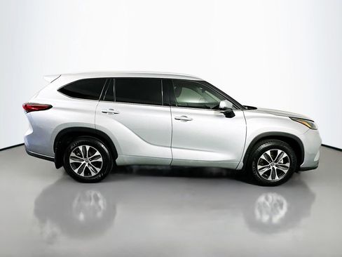 Used 2022 Toyota Highlander XLE image 4